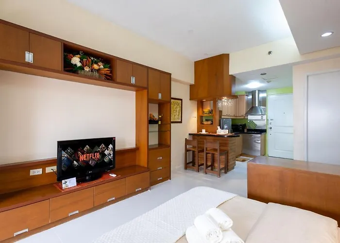 Relax & Wfh In Vibrant & Cozy Greenbelt With Pool Apartamento Manila